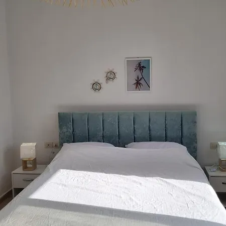 Lägenhet Floor In Albania With Private Rooftop Sleeps 8 To 10 *