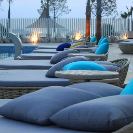 Lägenhet Floor In Albania With Private Rooftop Sleeps 8 To 10