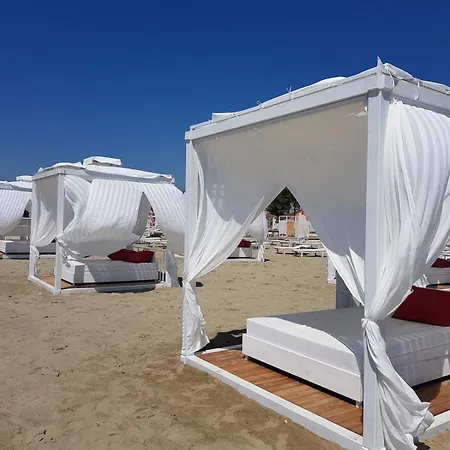 Lägenhet Floor In Albania With Private Rooftop Sleeps 8 To 10
