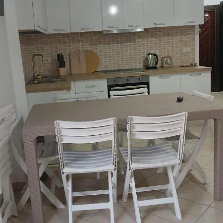 Lägenhet Floor In Albania With Private Rooftop Sleeps 8 To 10 Golem (Tirana)